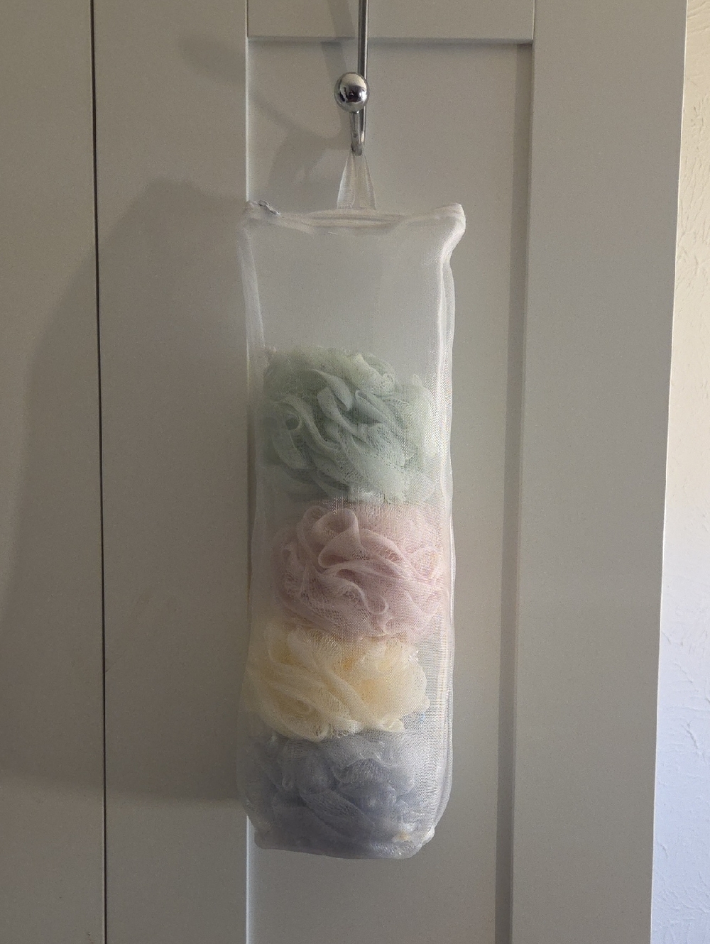 Set of 4 Loofas With Hanging Bag